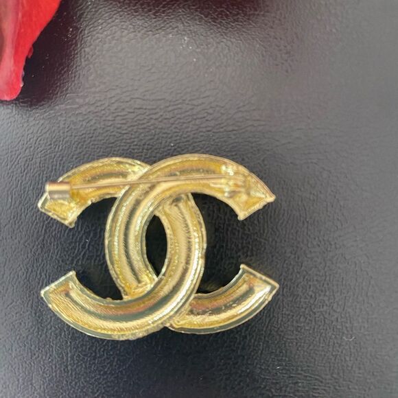 Classic Brooch - Picture 4 of 11